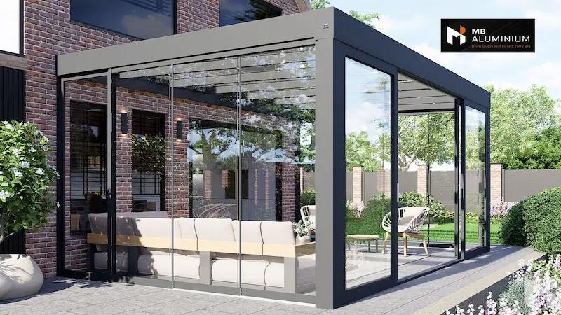 Cortinas de cristal para cerramiento de terraza con pérgola fija