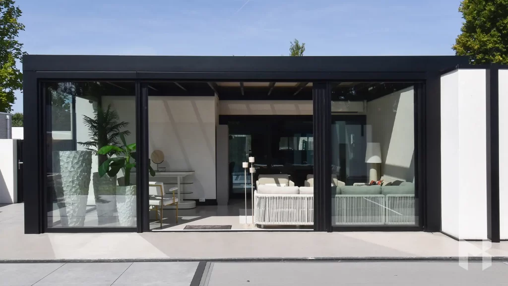 Pérgola fija de aluminio instalada en una terraza exterior de vivienda