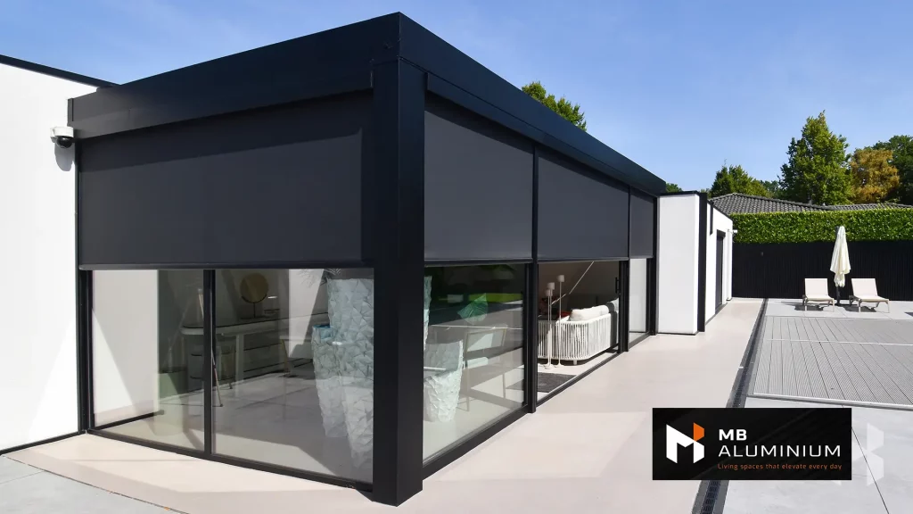 ZIP screen motorizado para pérgola fija